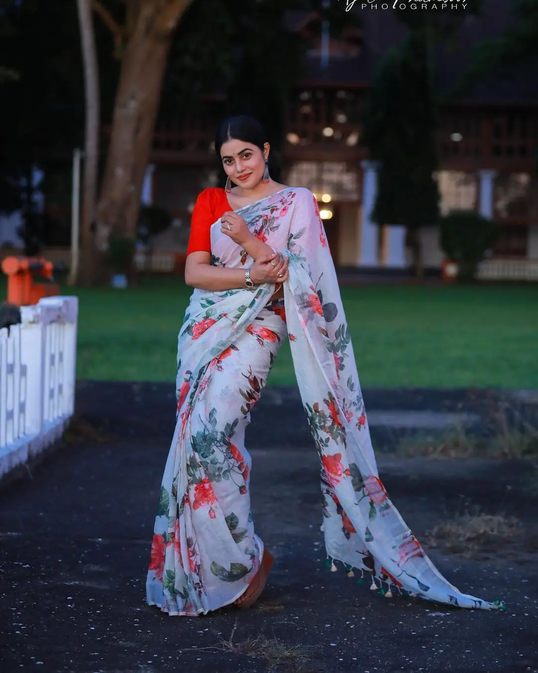 Shamna Kasim Mesmerizing Looks In Beautiful White Saree Red Blouse